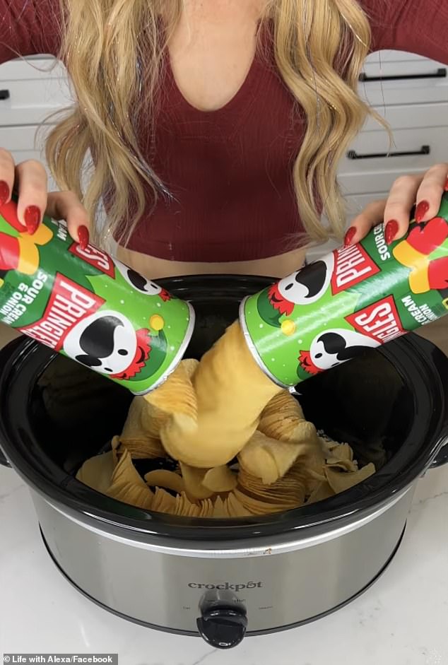 American blogger Alexa, who runs the Facebook page Life with Alexa, showed how she makes mashed potatoes with sour cream and Pringles onion