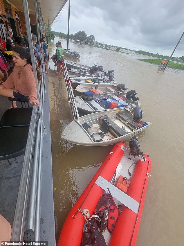 It has long been a tradition to come to the Euramo Hotel in a boat or tractor during a flood