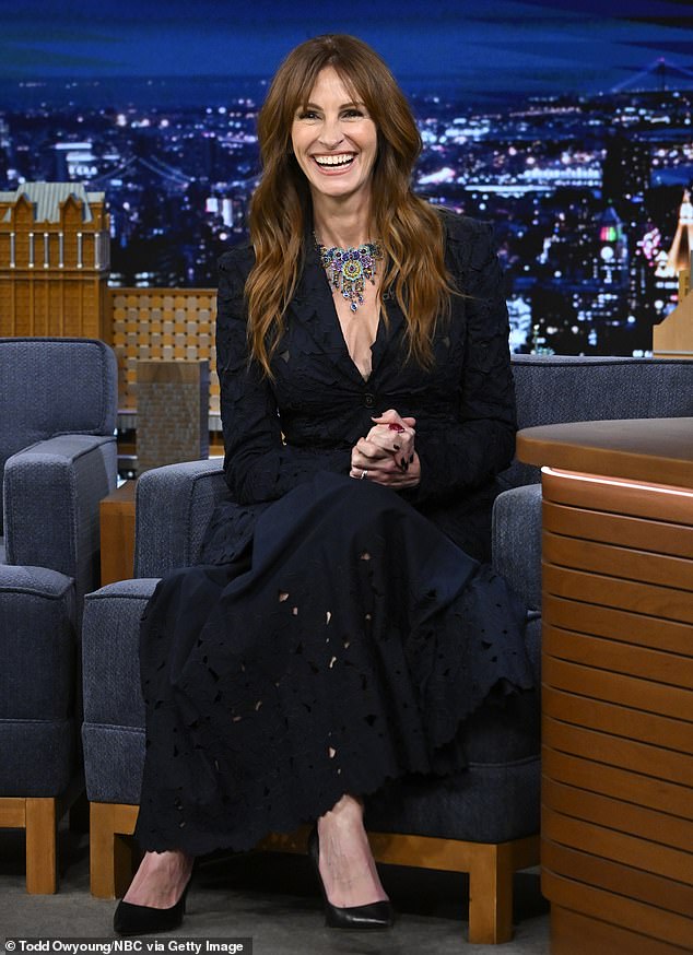 Julia Roberts is a super fan of Taylor Swift.  While appearing on The Tonight Show Starring Jimmy Fallon on Tuesday to promote her new film Leave The World Behind with Ethan Hawke, she explained her girl crush