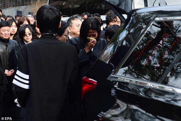 Lee Sun-kyun's wife Jeon Hye-jin, an actress and former Miss Korea contestant, looked devastated next to a vehicle carrying the late actor's coffin