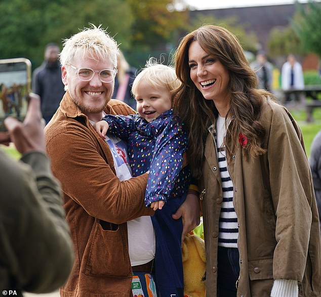 The Princess of Wales takes part in a Dad Walk in the local park during her visit "Perpetrators"a community for fathers and their children, in Arnos Grove, North London, on November 1 to highlight the important role fathers play in their children's earliest years