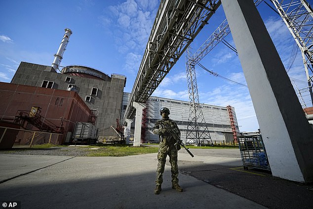 A Russian soldier guards an area of ​​the Zaporizhia nuclear power plant after taking control of the plant