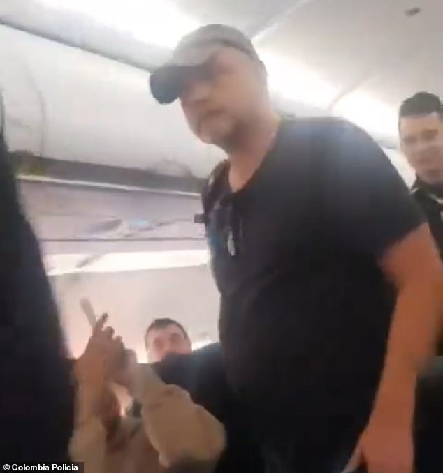 An American passenger was arrested Sunday for assaulting a police officer on a Spirit Airlines plane at Ernesto Cortissoz International Airport in Barranquilla.