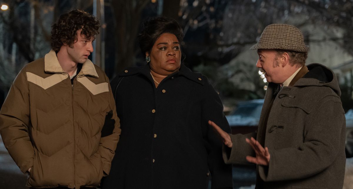 Angus Tully (Dominic Sessa), Mary Lamb (Da'Vine Joy Randolph) and Paul Hunham (Paul Giamatti) standing outside in the snow at night in The Holdovers