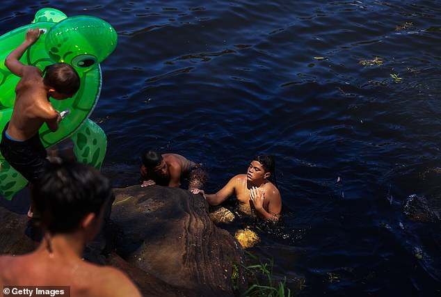 Western Sydney residents are preparing for scorching conditions as the mercury reaches 44 degrees on Saturday