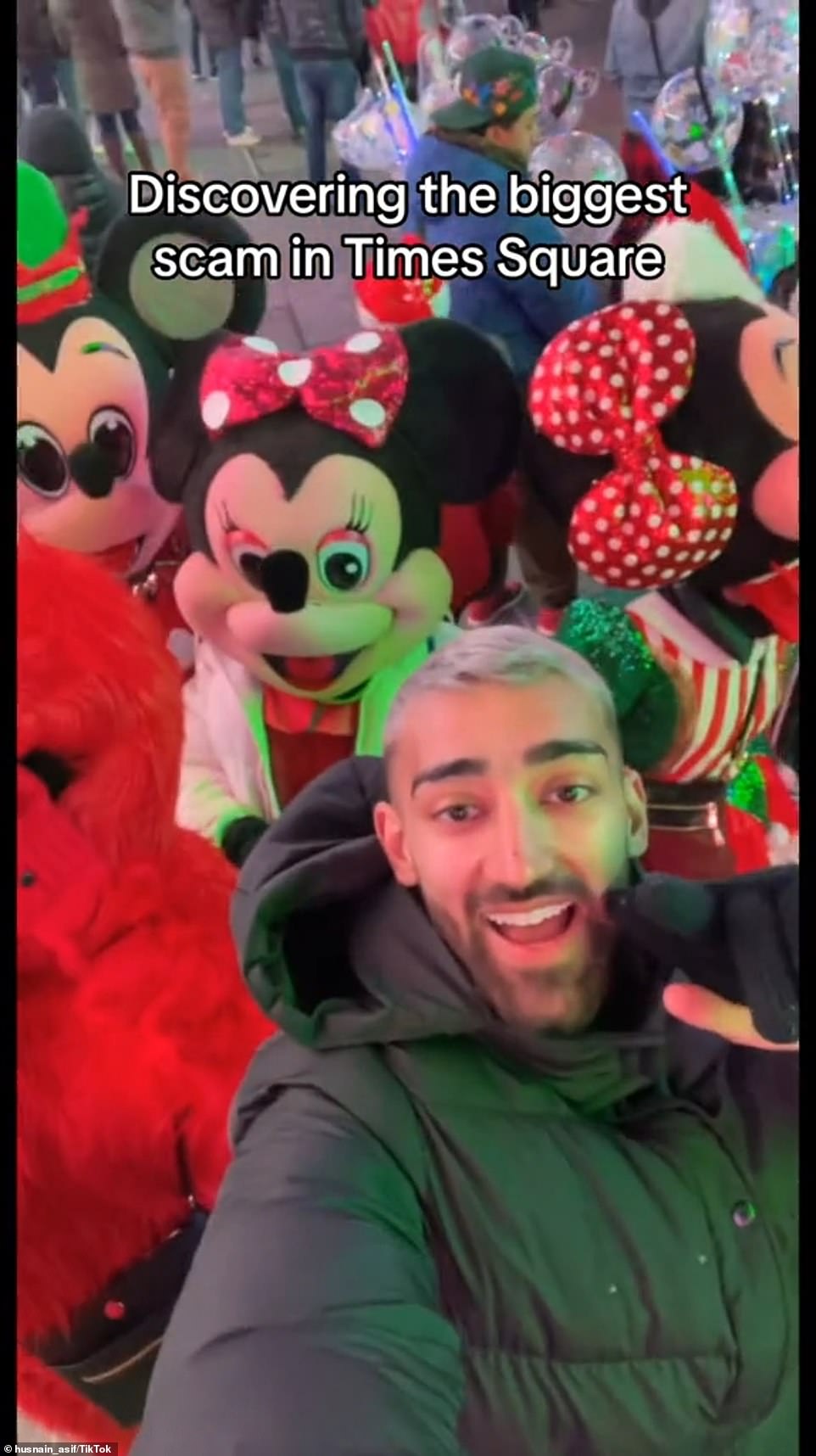 British tourist Husnain Asif revealed the biggest scam in a TikTok video: characters in Times Square jumping in photos