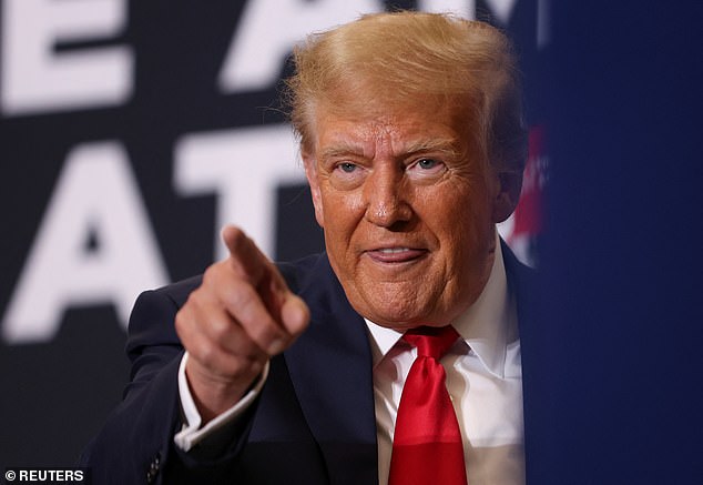 Donald Trump's attorney filed a filing late Saturday evening with the U.S. Court of Appeals for the District of Columbia Circuit, calling for the dismissal of the federal indictment accusing him of conspiring to overturn the 2020 election .