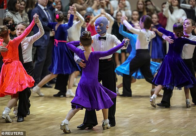 Dressed in a formal shirt and black bow tie, as well as compression coverings to help heal the extensive scarring on his face and hands, Roman and his partner took the stage by storm as they performed the Charleston and Tango.