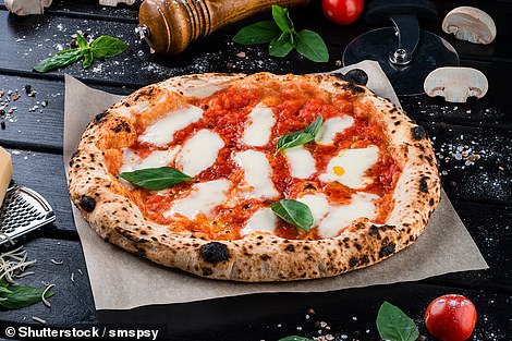 According to the Taste Atlas, the Italian Napoletana pizza (photo) ranks fourth among the 100 best dishes in the world