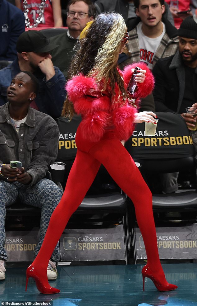 She put on a breathtaking show with her endless pins, cheering on Kuzma's Wizards against the Orlando Magic at Capital One Arena