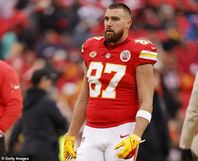 Kelce warms up before facing the Bengals for Swift in Cincinnati on Sunday night