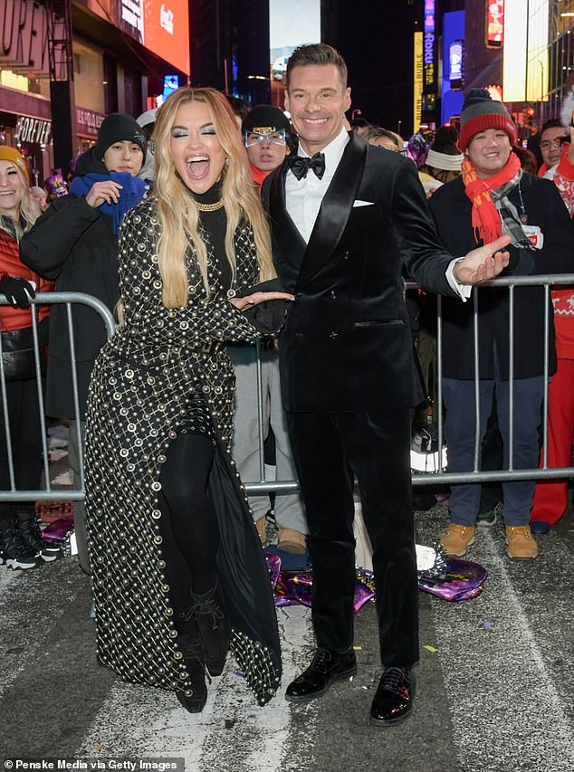 The fashionista kept warm in black opaque tights and topped the look off with a pair of textured lace-up moccasin boots with a heel.