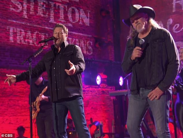 The icons took a step back in time and performed their 2011 hit, Hillbilly Bone, and although it was initially advertised as a live rendition, people were outraged that it was pre-recorded.