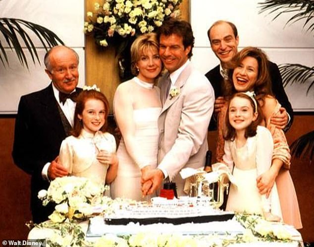 People on the Internet compared Julie and Scott's story to the 1998 film The Parent Trap, starring Lindsay Lohan, Dennis Quaid and Natasha Richardson.