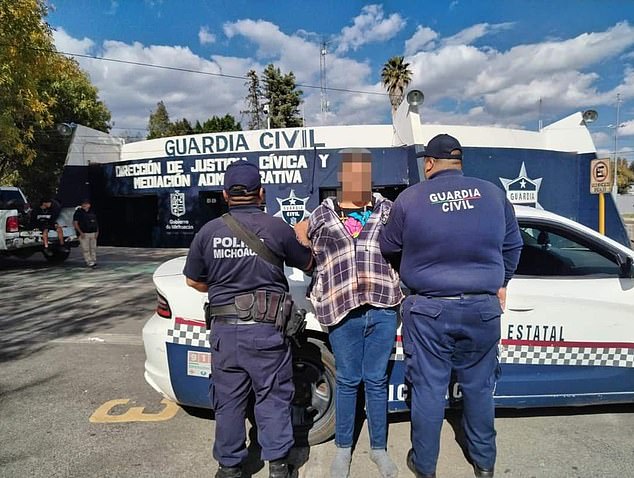 The Michoacán Public Prosecutor's Office is investigating 19-year-old Sebastián for allegedly killing his 29-year-old sister, Julieta.  Sebastián was arrested on Saturday in the municipality of Quiroga after residents spotted him walking with his Julieta's head, which was found next to her body at a gas station.