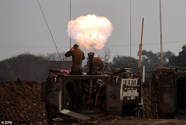 Israeli soldiers fire mortars at an area near the border with the Gaza Strip, in southern Israel (January 1, 2024)