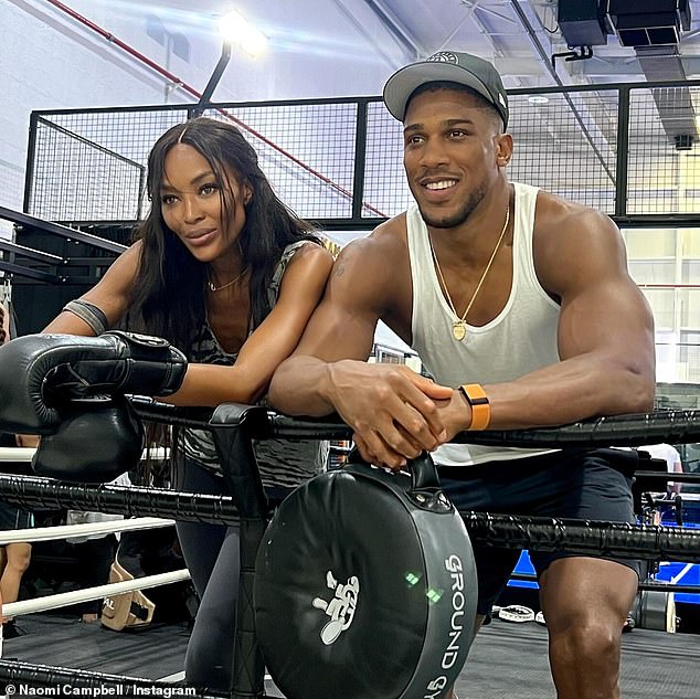 Naomi cut a sporty figure in a figure-hugging gray top and cropped leggings that showed off her lithe body, while Anthony showed off his impressive biceps in a white tank top