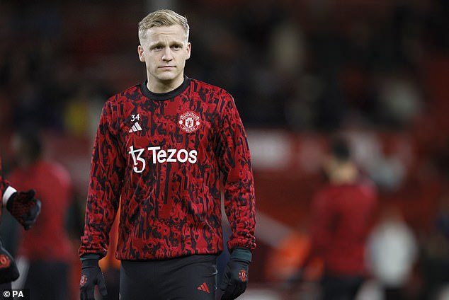 Donny van de Beek, who struggled with problems for minutes this season, is loaned to Frankfurt