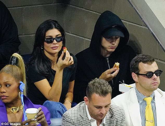 The couple also enjoyed a snack together and even took photos with an old-fashioned camera