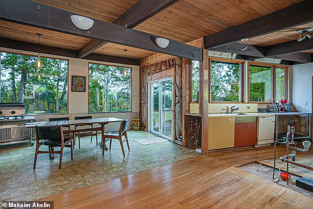 Mechner and his wife decided to build the house with natural materials, oak with stone protrusions