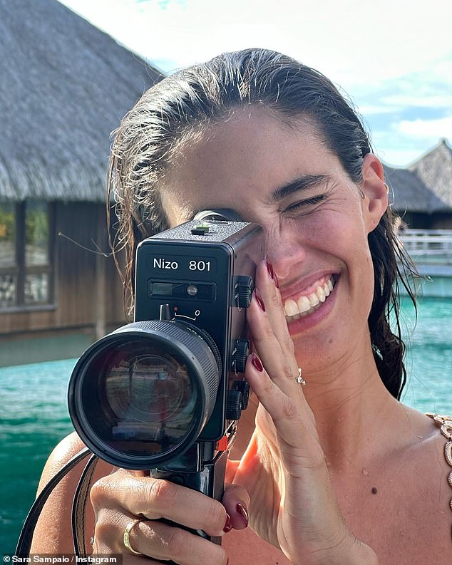 Sara playfully posed with a vintage video camera as the gold-embellished two-piece perfectly showed off her hourglass figure and toned abs