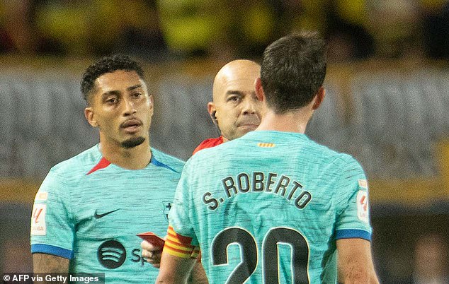 The coach was furious at Sergio Roberto's yellow card for dissent, despite the player having committed a foul without any penalty being imposed.