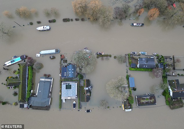 The Environment Agency has issued more than 600 warnings or warnings about flooding in England (Photo: Property surrounded by floodwaters on an island in the River Thames near Henley-on-Thames)