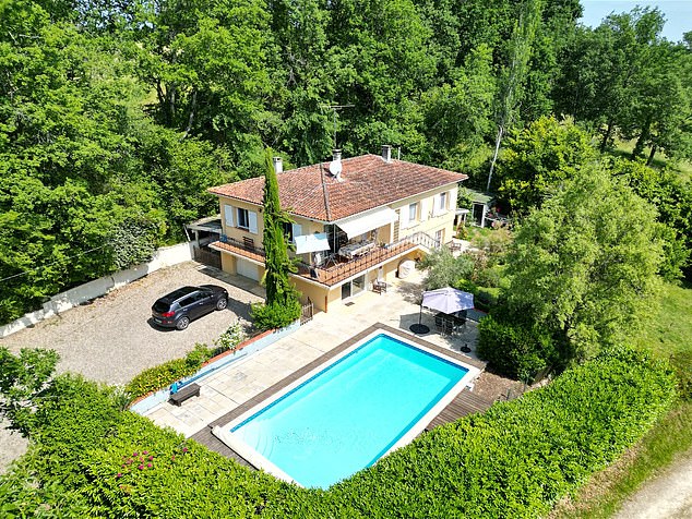 Tres jolie: house with pool in Duras, near Bordeaux, priced at £219,000