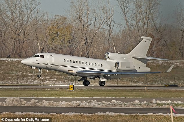 :Taylor Swift arrives in Kansas City, KC on November 27, 2023