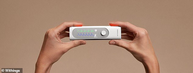 For example, by lightly grasping the device, it can measure users' blood oxygen and heart rate and perform an ECG at the same time