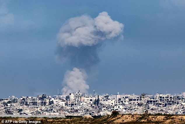 Clouds of smoke over Palestinian territory during the Israeli bombardment on January 4, 2024