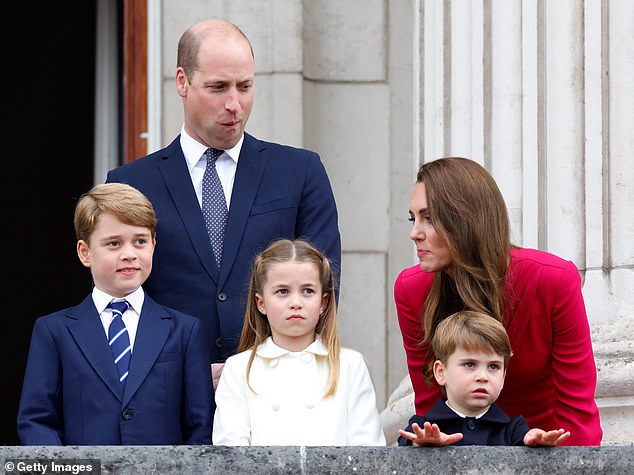 Kate gathers the children on the balcony after the platinum election in June 2022. William looks on admiringly