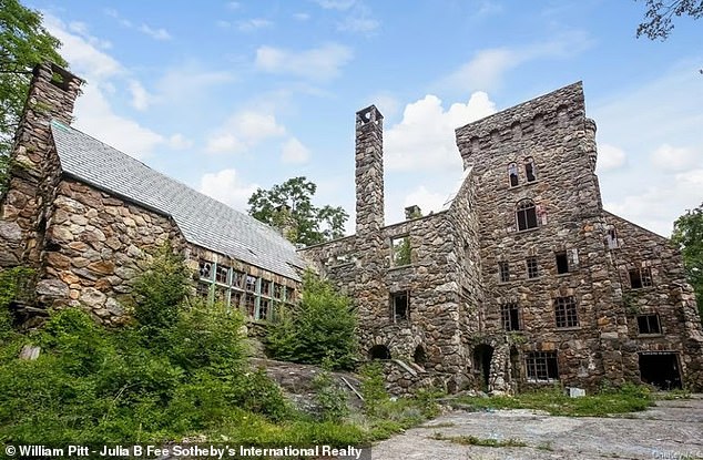 Abercrombie and his wife married 35 years before their New York castle was built.  The 4-bedroom, 5-bathroom castle has two floors and a total of 25 rooms.  The house also included an outdoor terrace, which is still usable in the mansion today