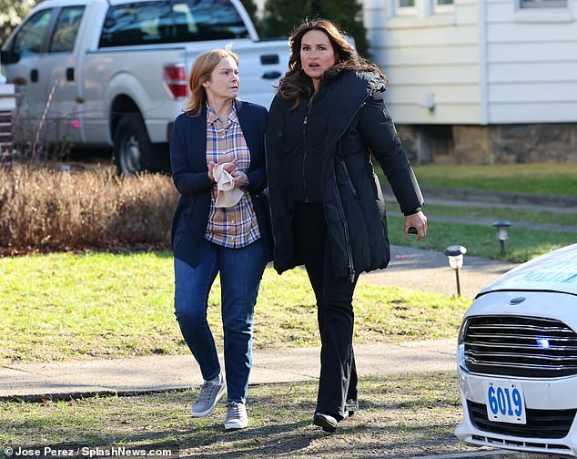 The actress completed her look with matching black pants and black boots for her day on set