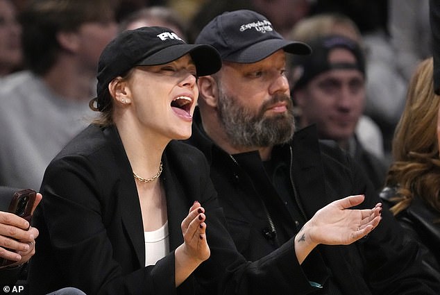 Emma, ​​who grew up in Phoenix, Arizona, supported her team Phoenix Suns and wore a black baseball cap with the letters 'PHX'