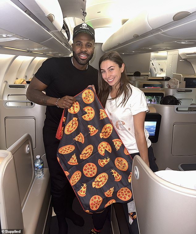 Kalinda even met singer Jason Derulo during a flight (photo)