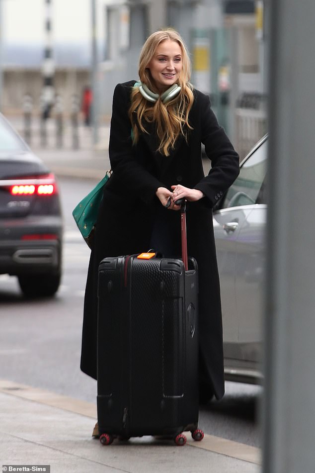 Sophie, who is in the middle of a divorce from ex-husband Joe Jonas, also wore a pair of brown shoes and a turquoise handbag.