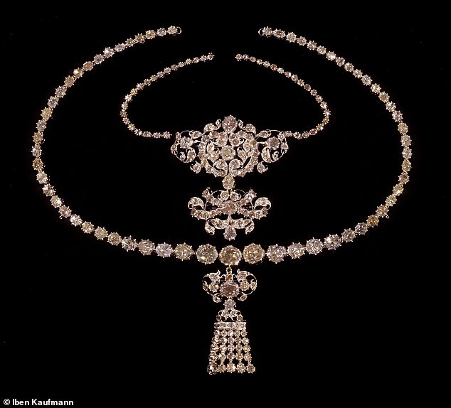 This suite consists of a belt with rose-cut diamonds, which can be transformed into two necklaces