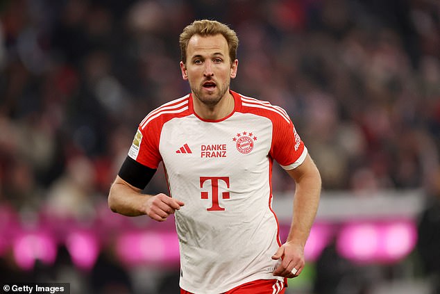 Harry Kane scored a late goal as Bayern moved a point away from the top of the Bundesliga