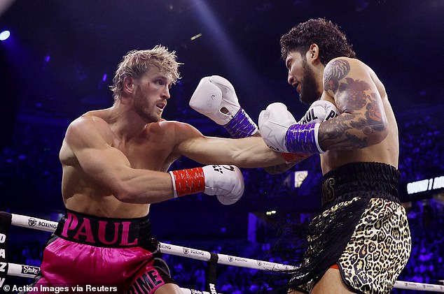 Logan Paul (L) defeated Dillon Danis (R) elsewhere in the evening on the Misfits Boxing card