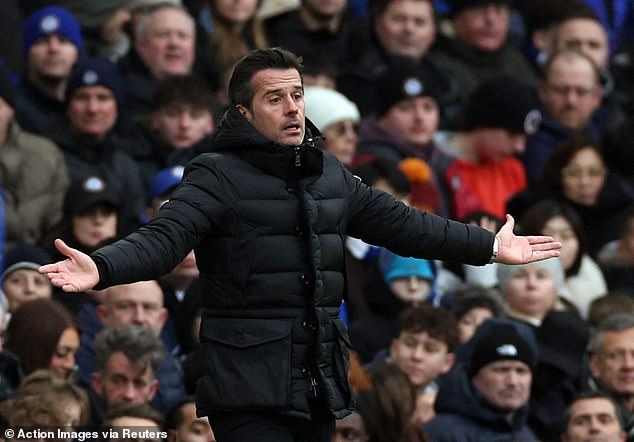 Marco Silva opined that the tackle on Willian was a clear red card and claimed that it is difficult to understand the inconsistency in the refereeing.