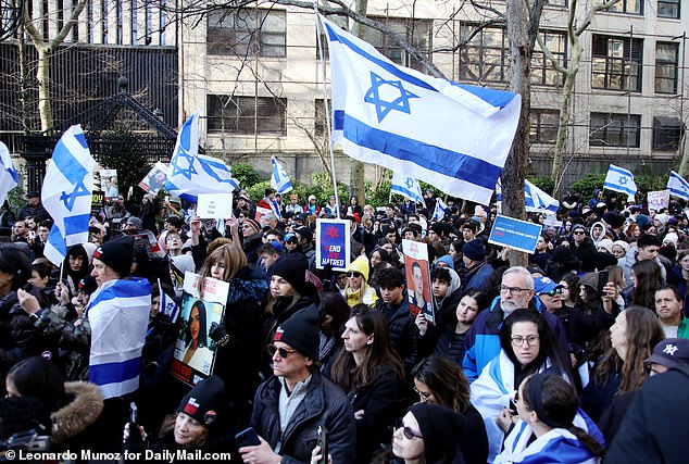 A sea of ​​Israeli flags are held aloft during Friday's demonstration marking '100 Days of Captivity'