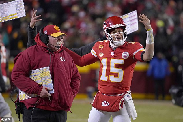 A frozen Andy Reid talks to QB Patrick Mahomes about the Chiefs being sidelined on Saturday