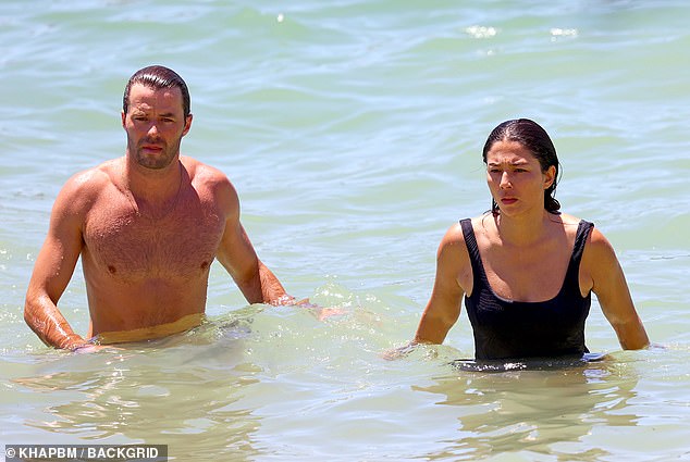 1705213313 22 Jessica Gomes stuns in a black swimsuit as she soaks