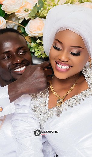 In some wedding photos, Aisha is seen wearing gold jewelry