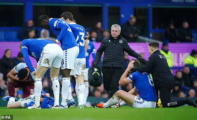 The match had a lengthy stoppage after Vitaly Mykolenko and James Tarkowski collided