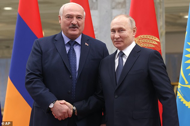 Lukashenko is Vladimir Putin's closest ally, and the Minsk autocrat's economy and defense are completely dependent on the Kremlin (photo: Lukashenko and Putin)