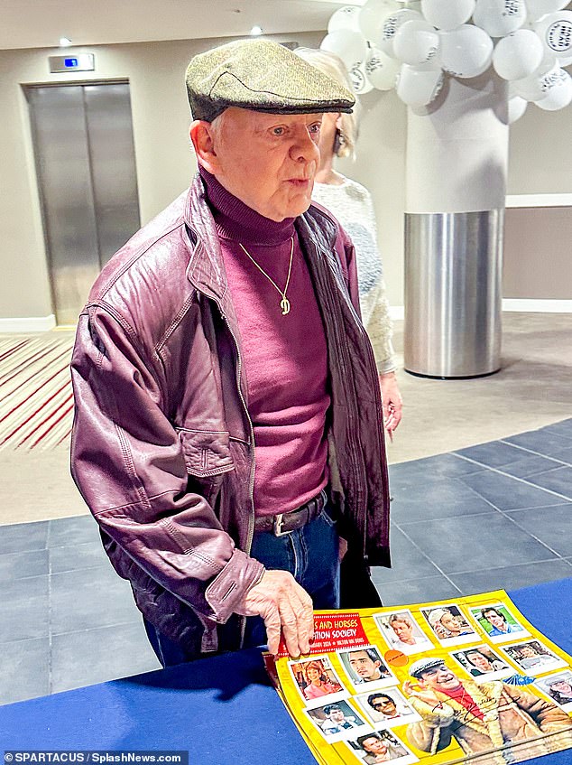 He wore his signature baker's boy hat and signature gold 'D' necklace