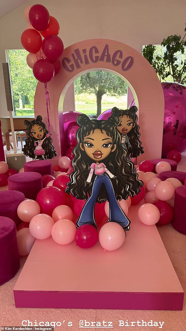 Here were large Bratz cutouts in a sea of ​​balloons