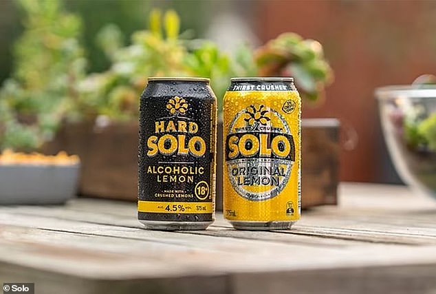 There is a difference: Hard Solo (left) is the alcoholic counterpart of the lemon soda Solo (right), but has an alcohol concentration of 4.5 percent - which works out to about 1.3 standard drinks per can